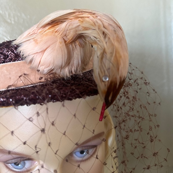 LOVELY 1940\'s BROIWN BOATER HAT WITH PINK FEATHER \